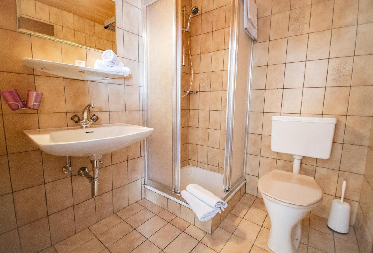 Pension Nina & Gasthof Alpenrose Gschnitz Bagian luar foto